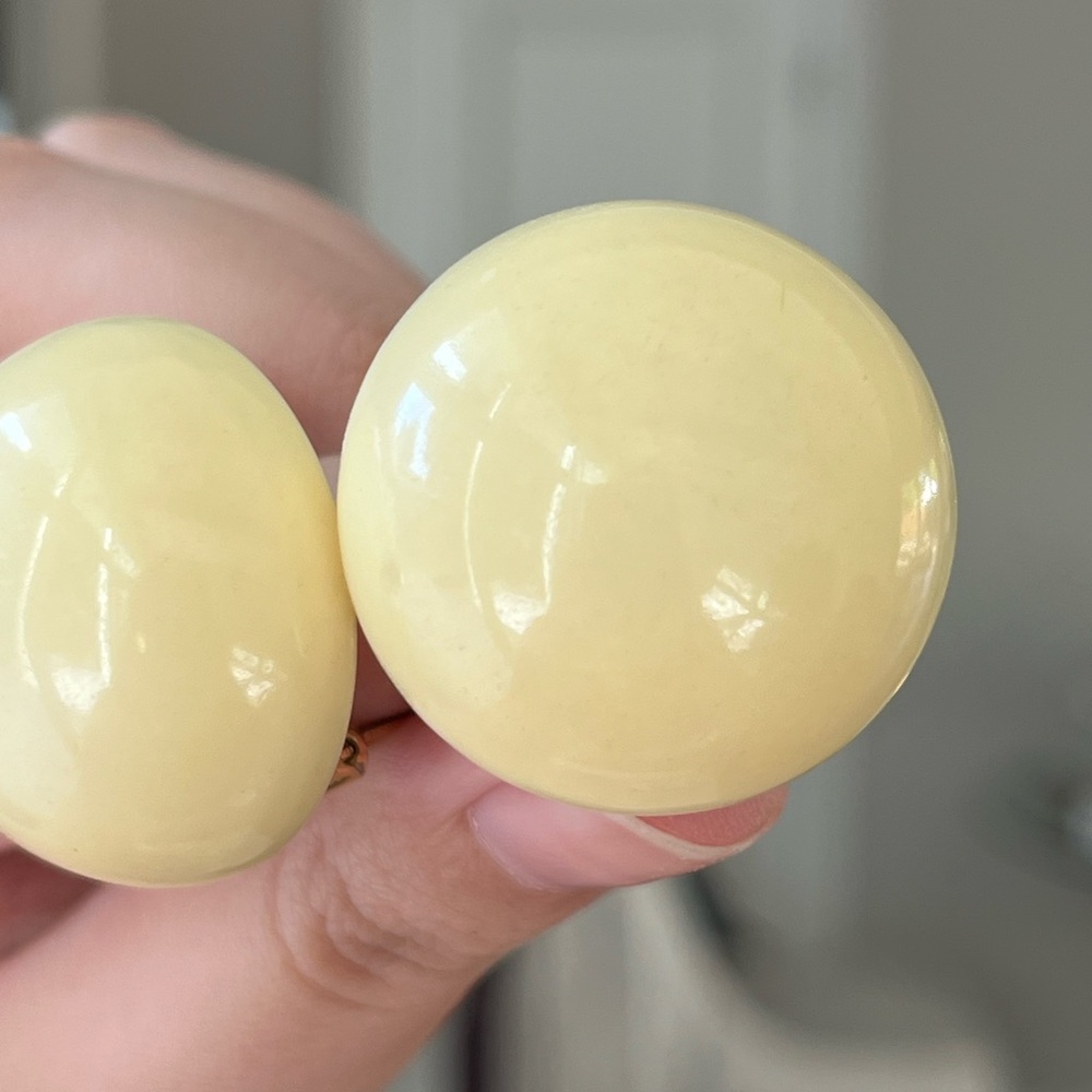 Vintage Christian Dior 1973 Round Cream Yellow Pour Glass Cabochon Clip Earrings - Picture 4 of 7
